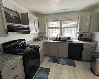 6 Block to oceanfront and in the center of the vibe district! - Virginia Beach - Kitchen