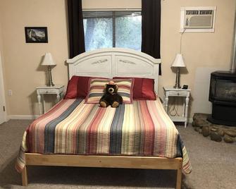 'Yosemite's Suite Retreat' Little Bear Cottage, Perfect For 2! - Oakhurst - Bedroom