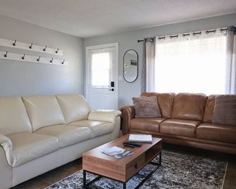 Le Chalet - Large Parking for Snowmobilers - Cochrane - Living room