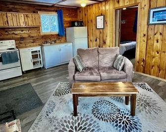 Romantic Cabin with Woodstove, Shared Hot Tub and Infrared Sauna. - Nestor Falls - Sala de estar