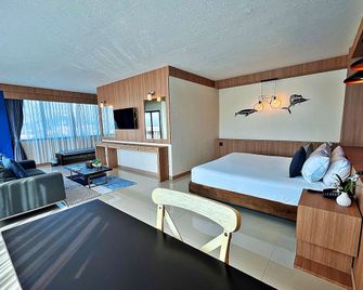 The Sixteenth Naiyang Beach Hotel SHA+ - Sakhu