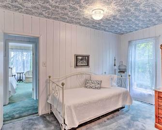 Charming Historic Retreat Near Poverty Bay! - Federal Way - Living room