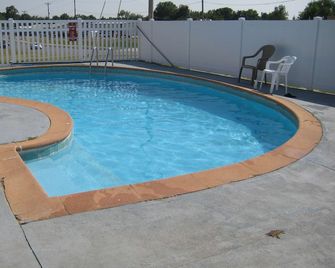 Guest House Motel Chanute - Chanute - Басейн