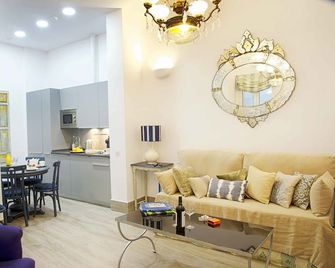 Overland Suites Catedral - Seville - Living room