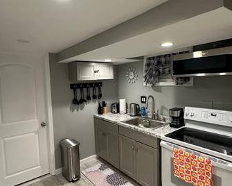 Charming 2-Bedroom Basement Retreat In Uniondale – Ac, Wifi & More! - Uniondale - Mutfak