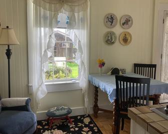 Private Garden Cottage In Mendocino's Historic Preservation District - Mendocino - Dining room