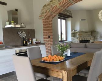 Natural stone country house on hilltop in the middle of the gourmet paradise LANGHE - Cravanzana - Comedor