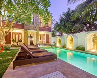 يو تيوب هوتل - South Kuta - حوض السباحة