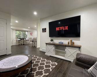 Quiet and modern 2 bed 1 bath apartment with changing sand table - Logan - Wohnzimmer