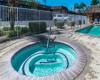 1 King Bed | Mobility Accessible Tub, Nsmk - Kingsburg - Pool