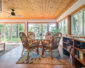 5 Minute to Whiskey Run Golf Course! Waterfront property- Hot tub + Sauna! - Порт-Колборн - Їдальня
