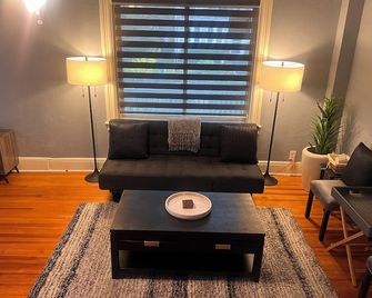 The beautiful HillSide Cottage awaits you! Great location and close to NY city! - Tuckahoe - Living room