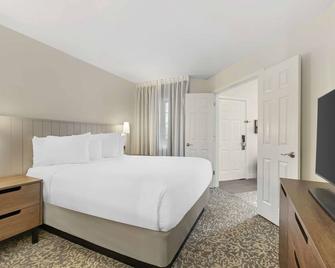 Prime Location! 2 Convenient Units, Kitchen, Onsite Parking, Free Breakfast - Herndon - Bedroom