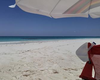 \'We Make Your Stay In The Bahamas Both Comfortable and Affordable\' - Governor’s Harbour - Beach