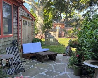 Cozy studio with WiFi and AC in welcoming Southold - ساوثولد - شرفة مرصوفة