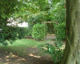 The Apple Wood - Warminster - Buiten zicht