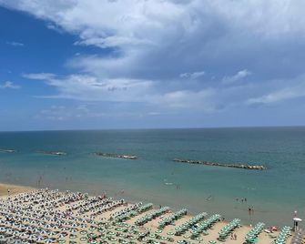 Hotel Caesar - Pesaro - Playa