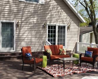 Welcome to a Paw Paw Lake (big) home - Coloma - Patio