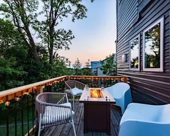 Iconic 3BD Entire House in The Heart Of Pittsburg - Pittsburgh - Balcone