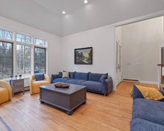 Secluded 9br Getaway, Pool, Hot Tub & Huge Deck - Chester - Living room