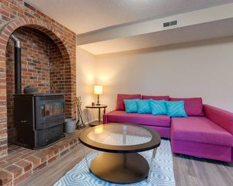 Oregon Jade Lodging: Specious two bedroom, EV charger, green space - West Linn - Sala de estar