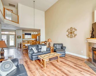 Hot-Tub - 4bdr - Located In Eagle Crest Resort - Redmond - Living room
