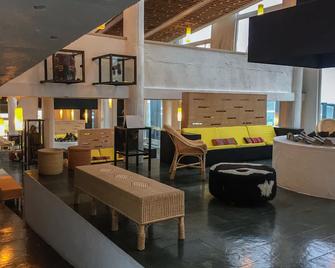 Remota Patagonia Lodge - פוארטו נטאלס - סלון