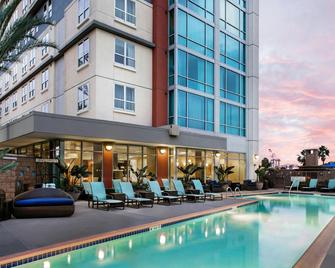 Residence Inn Long Beach Downtown - Long Beach - Piscina