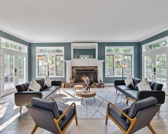 Spacious Smart Home Retreat on 14 Acres of Nature - Monroe - Sala de estar