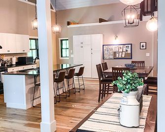 Family Friendly Newfound Lake Home, Sleeps 10, Pool Table, Kayaks & Paddleboards - Bristol - Cocina