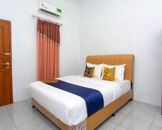 Spot On 2830 Azka Guest House Syariah - Cilacap - Camera da letto