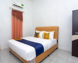 Spot On 2830 Azka Guest House Syariah - Cilacap - Bedroom