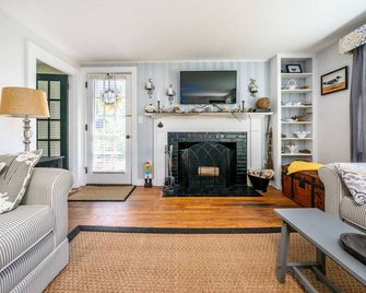 New! Chatham Cottage- 1 Mile to Downtown & Beaches - Chatham - Living room