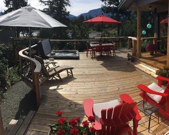 Sunny Shores Beach House w/ Mountain Views - Fanny Bay - Patio
