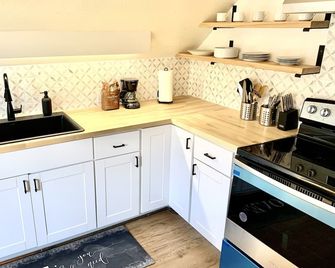 Cozy + Sunny Coastal Apt by Long Island Sound - Bridgeport - Kitchen