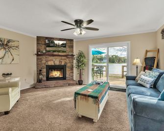 Hidn Lakefront -New Build-Private Beach-Fast Wifi - Brighton - Living room