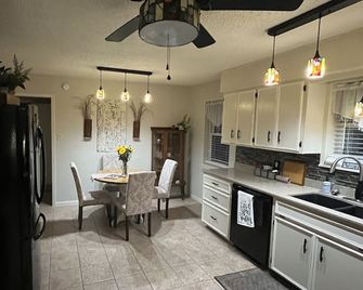 Quaint Styled House, Bluebonnet Capital, Epicenter of Highland Lakes areas. - Burnet - Cucina