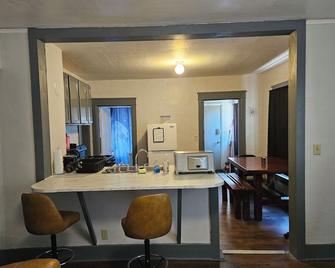 Remodeled Cute 3 room 1 bath house - La Junta