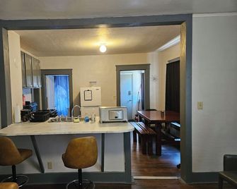Remodeled Cute 3 room 1 bath house - La Junta
