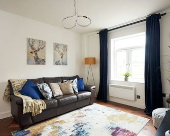 This serviced apartment is a 2 bedroom(s), 1 bathrooms, located in Chorlton-cum-Hardy, England. - Carrington - Wohnzimmer