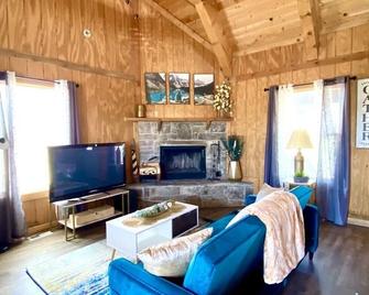 GLAMOROUS Stylish cabin over 2 acres, beautiful views, sleeps 8, washer & dryer - Duchesne - Sala de estar