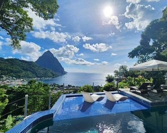 Soufrière Haven Awaits | Deluxe Breakfast, Serene Spa, Beach & Pitons Trails - Soufrière - Басейн