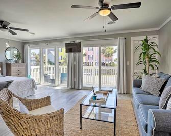 Walk to Surfside Beach: Studio w/ Covered Balcony - Surfside Beach - Living room