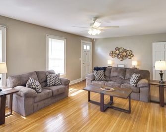Charming Tullahoma Stay w/ Great Walkable Location - Tullahoma - Wohnzimmer