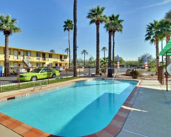 American Executive Inn - Mesa - Piscina