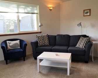 Single level home, near beach. Ultra clean. Great location -Walk to everything! - Yachats - Living room