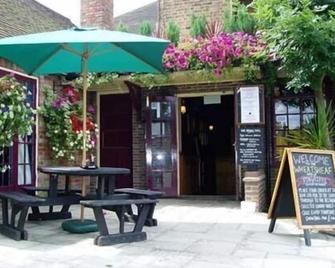 The Wheatsheaf Inn - Haywards Heath - Patio