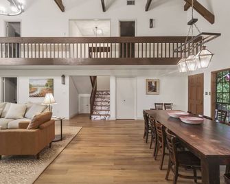 Family-Reunion-Retreat-Small Wedding Space Secluded Woodsy 4 Acre, River bluff - Covington - Dining room