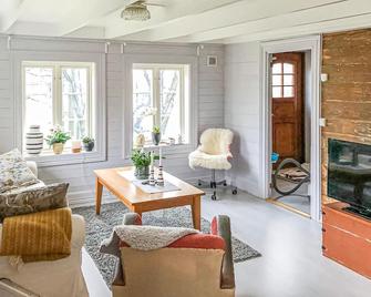 2 Bedroom Amazing Home In Farsund - Farsund - Olohuone
