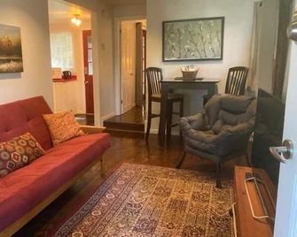 Oceanside Cottage in the Trees - stunningly private, yet so central! - Ganges - Wohnzimmer